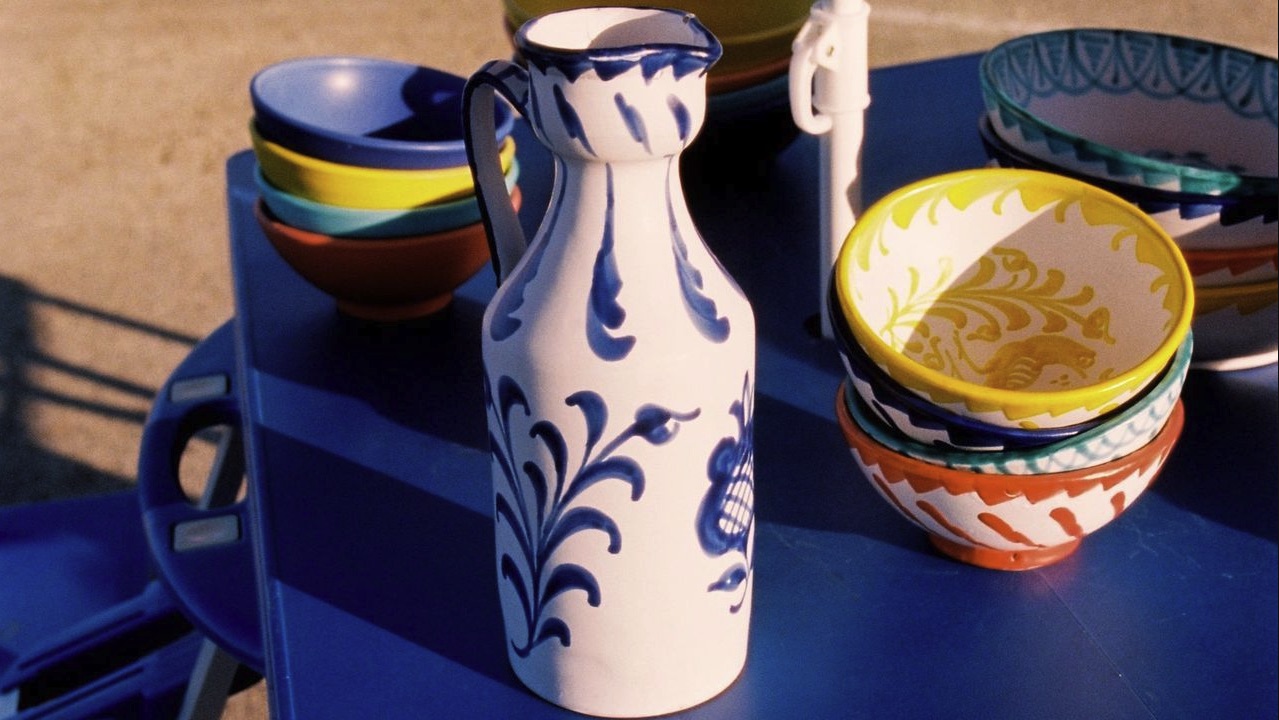 La vajilla completa en mesa